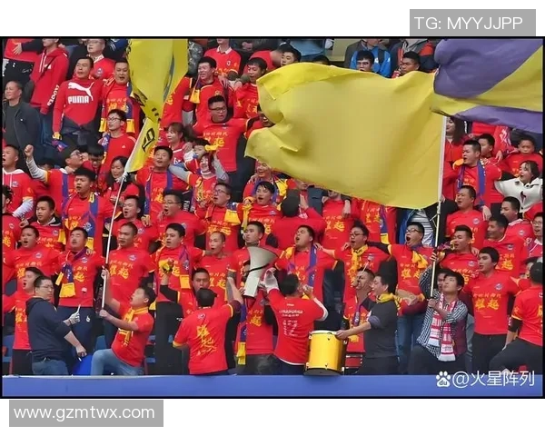 球星挑战极限踢巨型足球 震撼场面引爆全球体育热潮