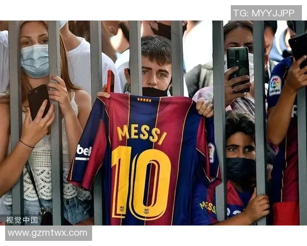 穿着鲜艳红色球衣的足球明星是谁 引发球迷热议